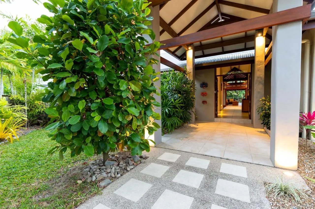 Indah Port Douglas 0*,